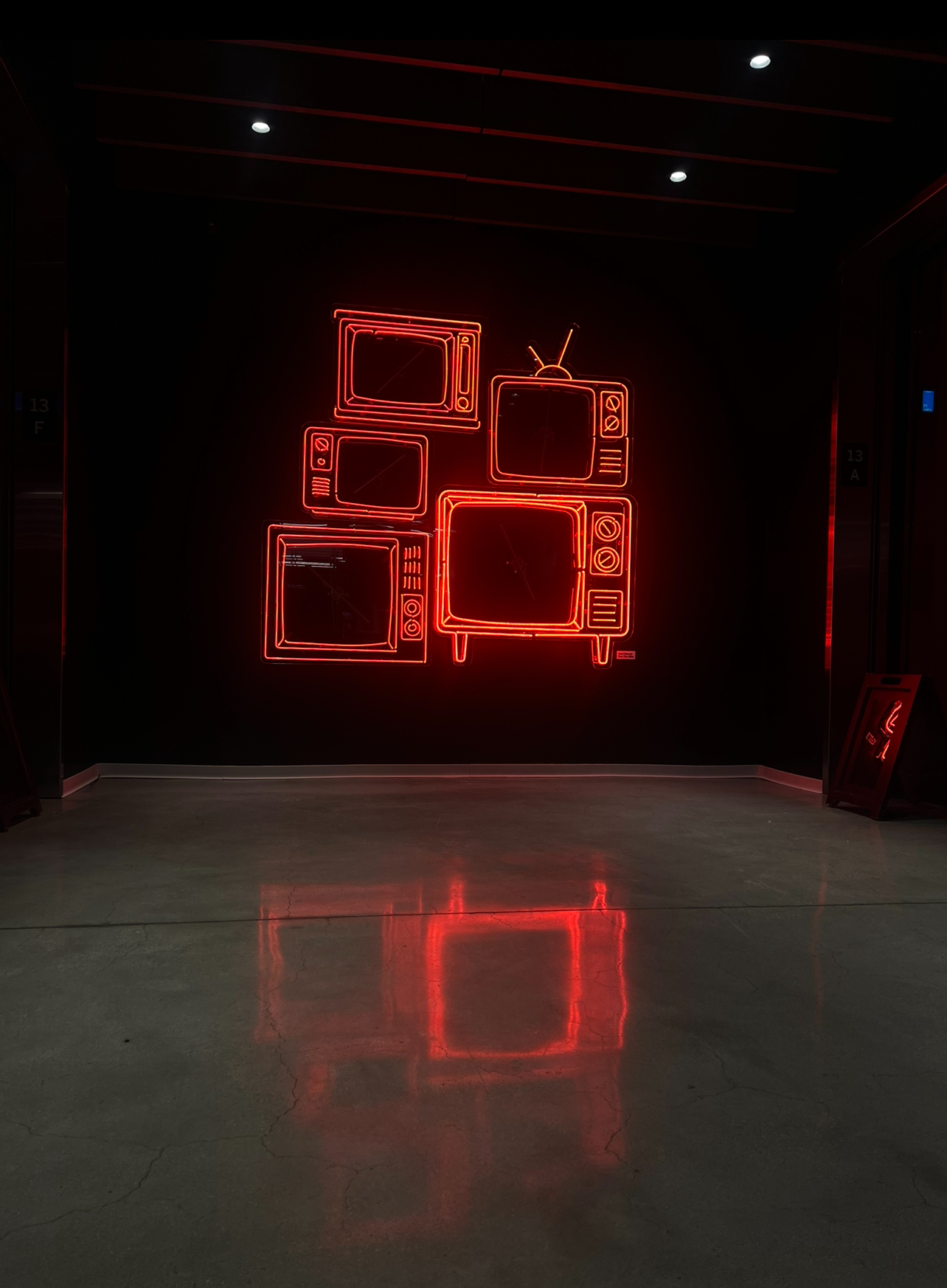 Netflix Office Hologram Neon Instillation — photo 4