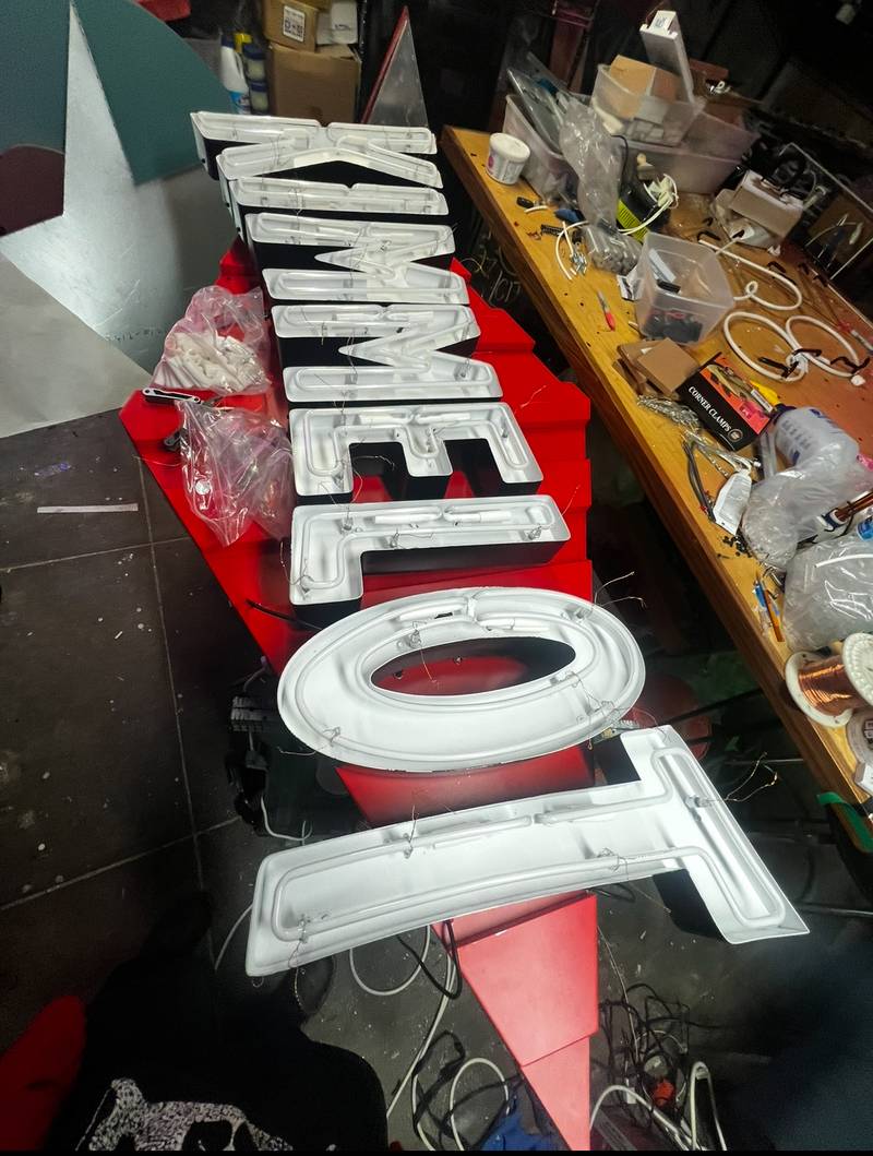 Jimmy Kimmel’s Vegas Replica Signs — photo 19