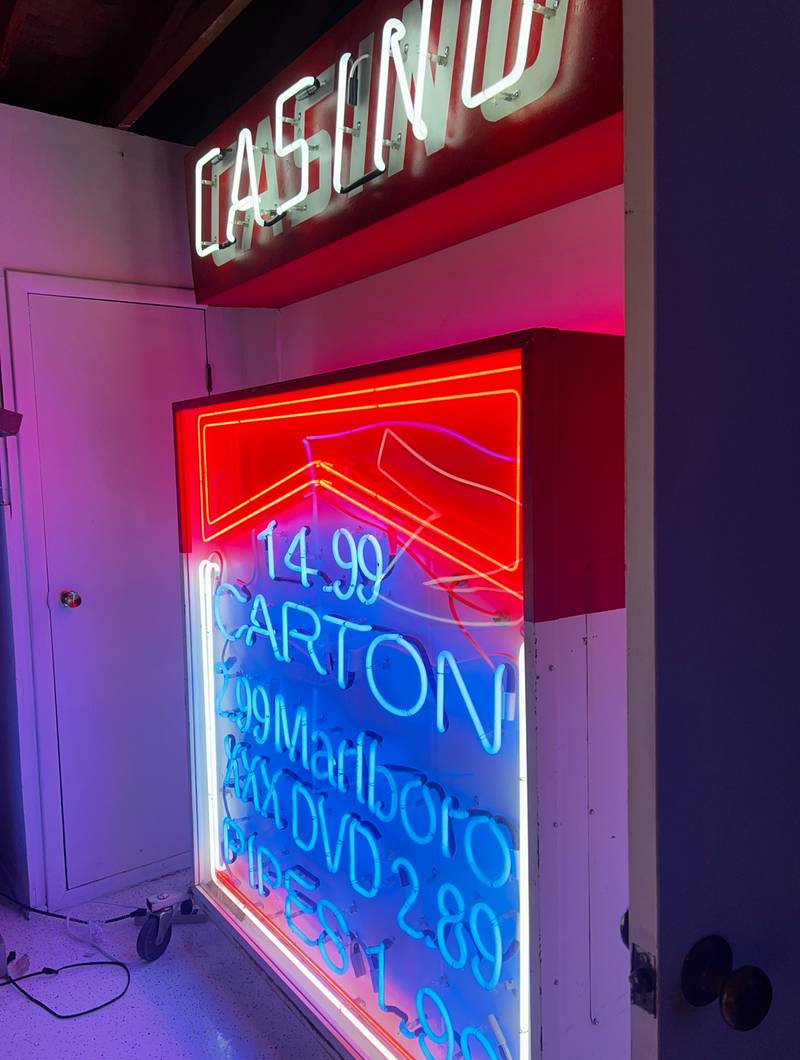 Jimmy Kimmel’s Vegas Replica Signs — photo 14